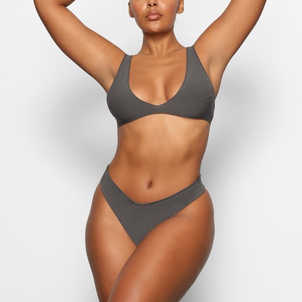 New SKIMS by Kim Kardashian Raw Edge Triangle Bralette in Gunmetal Size XL - Picture 1 of 9